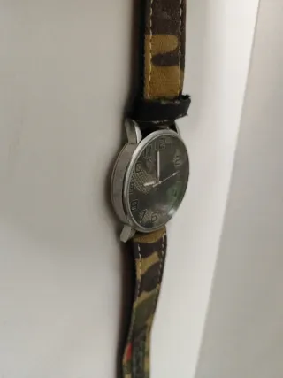 Reloj con correa de camuflaje