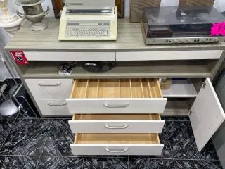 Mueble de salón moderno beige y blanco