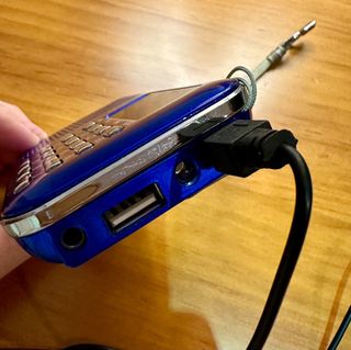 Radio portátil azul con USB