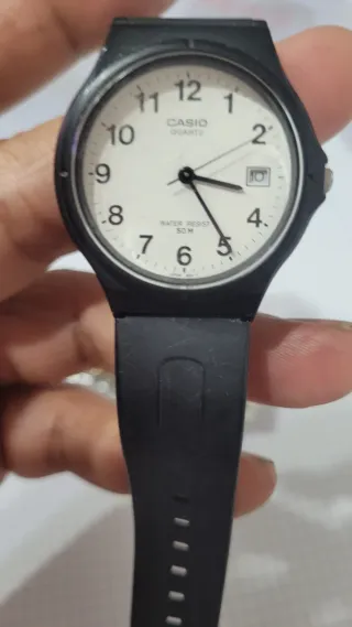 Reloj Casio Quartz Negro y Blanco