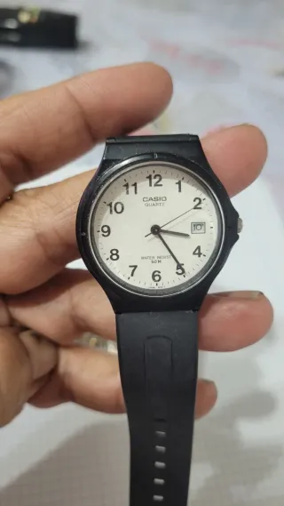 Reloj Casio Quartz Negro y Blanco