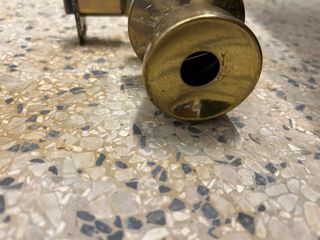 Maniglia dorata con serratura e scorrimento