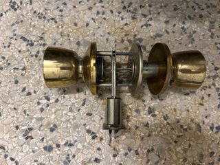 Maniglia dorata con serratura e scorrimento