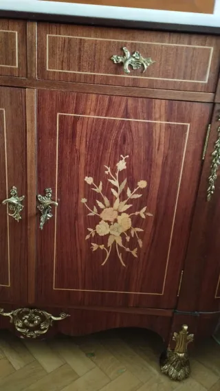 Coqueta de marquetería con espejo y mármol