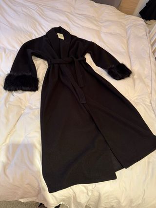 Abrigo paño largo negro con puños de pelo