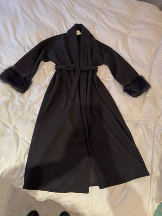 Abrigo paño largo negro con puños de pelo