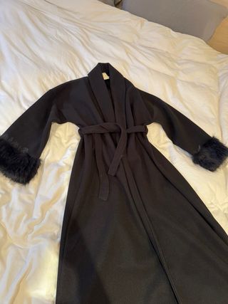 Abrigo paño largo negro con puños de pelo