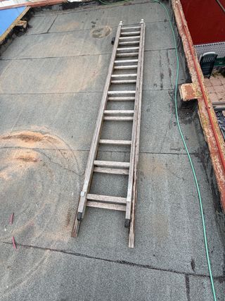 Escalera de madera de dos tramos para restaurar