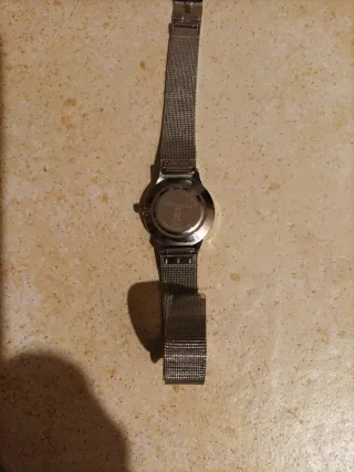 Reloj de pulsera plateado, muy elegante