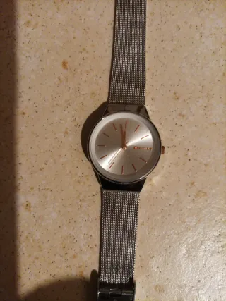 Reloj de pulsera plateado, muy elegante