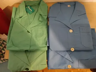 Cuatro Batas de trabajo verdes y azules