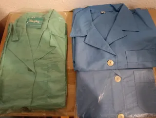 Cuatro Batas de trabajo verdes y azules