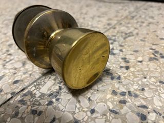 Maniglia con pomo dorato