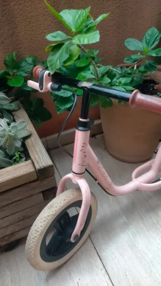 Bicicleta de equilibrio sin pedales rosa Decathlon