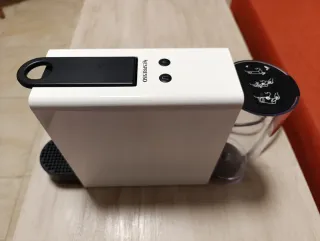 Cafetera de cápsulas Nespresso Essenza mini blanca