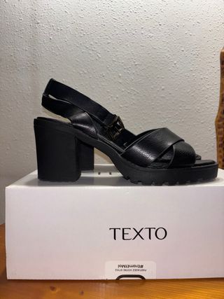 Sandalias TEXTO tacón abierto negras