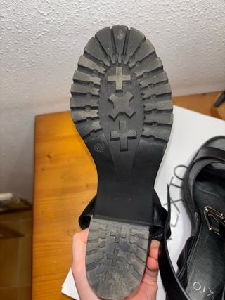 Sandalias TEXTO tacón abierto negras