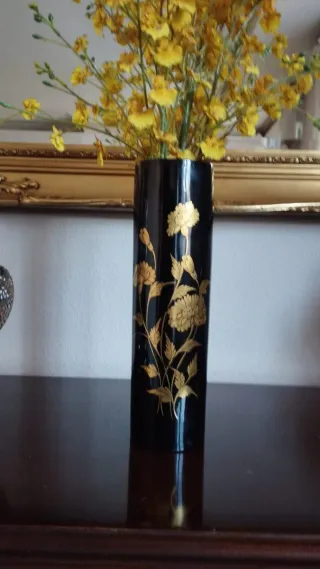 Florero lacado japonés negro y dorado