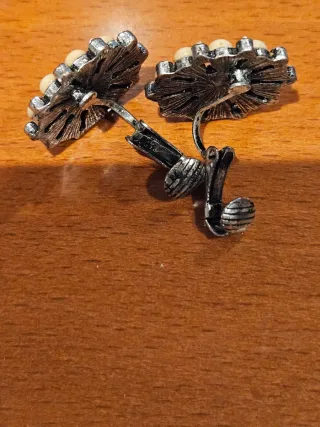 Pendientes flor beige y plateados