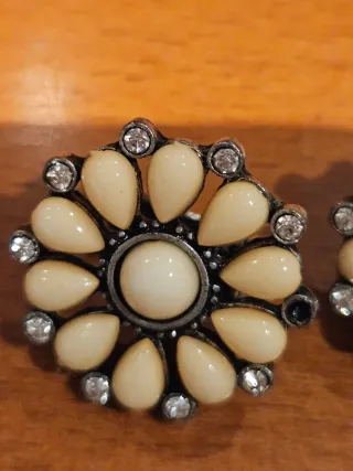 Pendientes flor beige y plateados