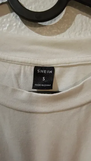 Camiseta SHEIN blanca con estampado