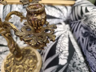 Candelabros de metal y mármol