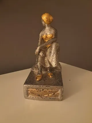Figura "Mujer sentada" cerámica en plateado/dorado