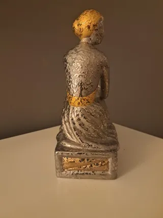 Figura "Mujer sentada" cerámica en plateado/dorado