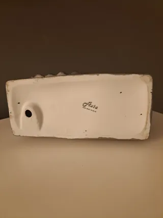 Figura "Mujer sentada" cerámica en plateado/dorado