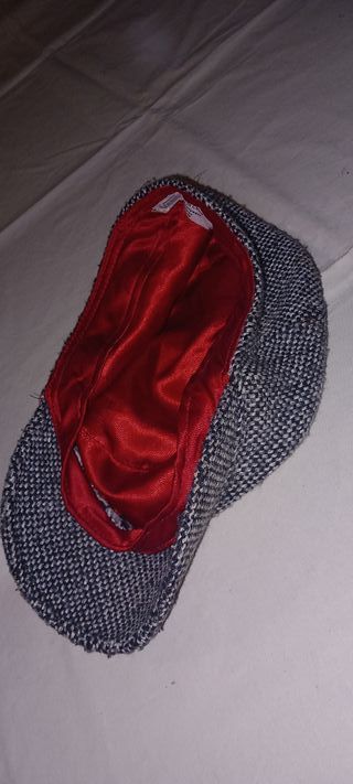 Gorra tejida gris y roja, 6'50€