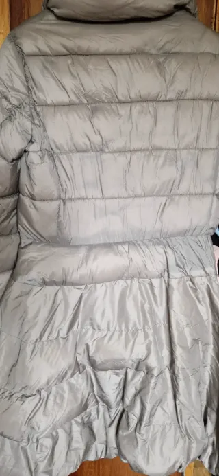 Plumífero beige con cinturón