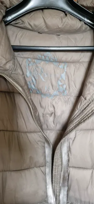 Plumífero beige con cinturón