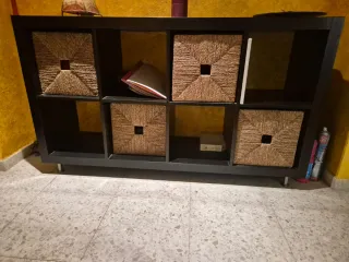 Mueble negro con cestas marrones