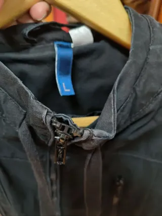 Abrigo negro con capucha para hombre