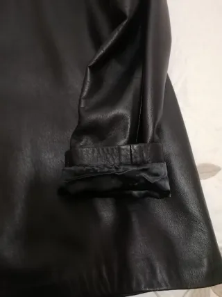 Cazadora de piel negra