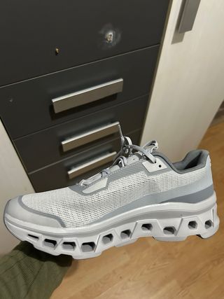 Zapatillas deportivas On grises