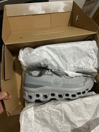 Zapatillas deportivas On grises