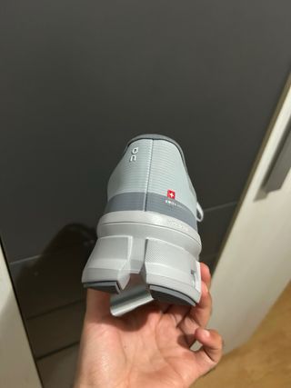 Zapatillas deportivas On grises