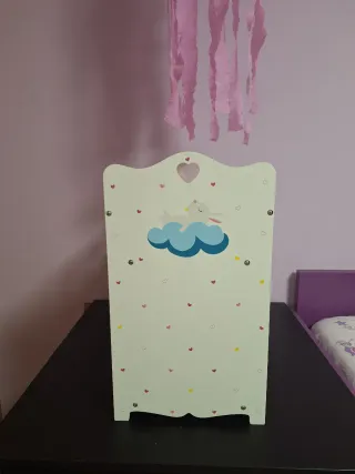 Cuna de madera con armario muñecos