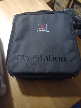 PS4 con 2 mandos y  juego de regalo.