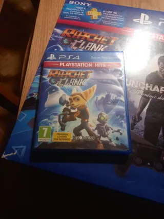 PS4 con 2 mandos y  juego de regalo.