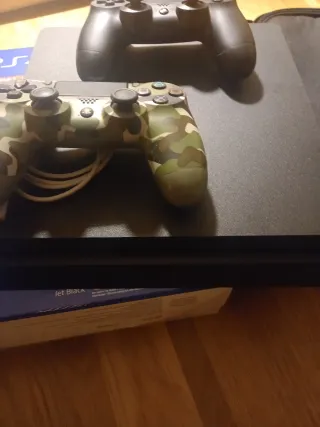 PS4 con 2 mandos y  juego de regalo.