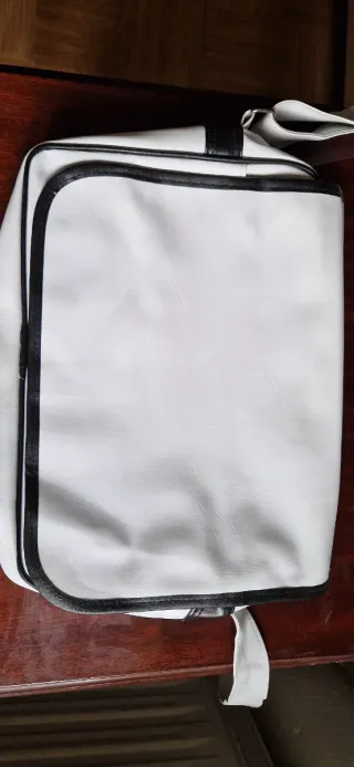 Bolso blanco con ribete negro