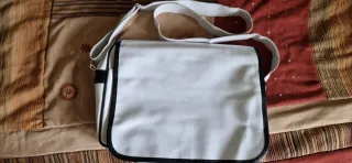 Bolso blanco con ribete negro