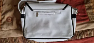 Bolso blanco con ribete negro