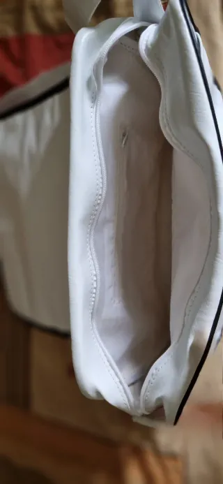 Bolso blanco con ribete negro