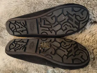 Mocasines negros mujer con detalle dorado