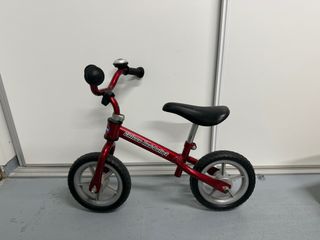 Bicicleta de aprendizaje roja para niños
