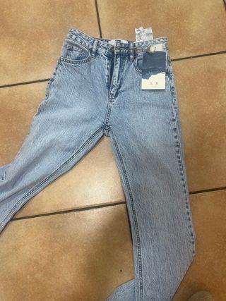 Pantalón tejano Stradivarius azul claro T.32, nuev