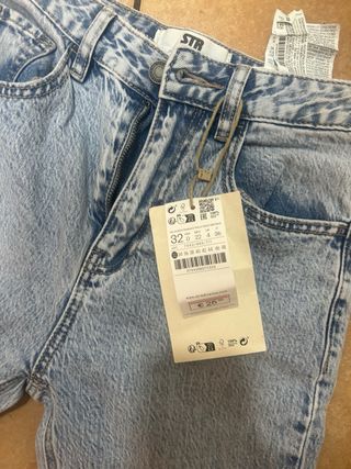 Pantalón tejano Stradivarius azul claro T.32, nuev